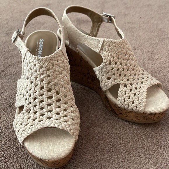 BRAND NEW SANDAL/WEDGE - Picture 2 of 3